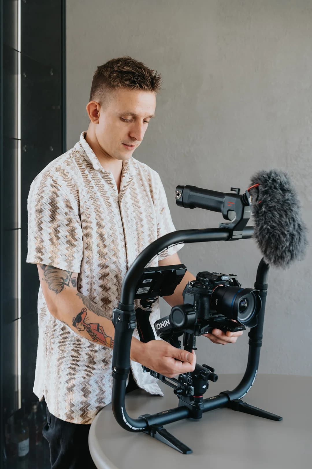 Marcel Stec-Ołubek przy pracy: gimbal DJI Ronin z kamerą