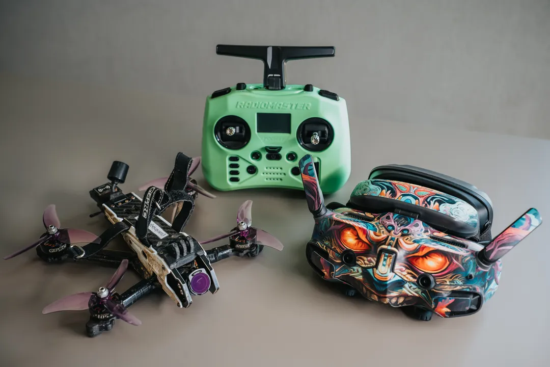 Drony FPV typu cinewhoop, kontroler i gogle