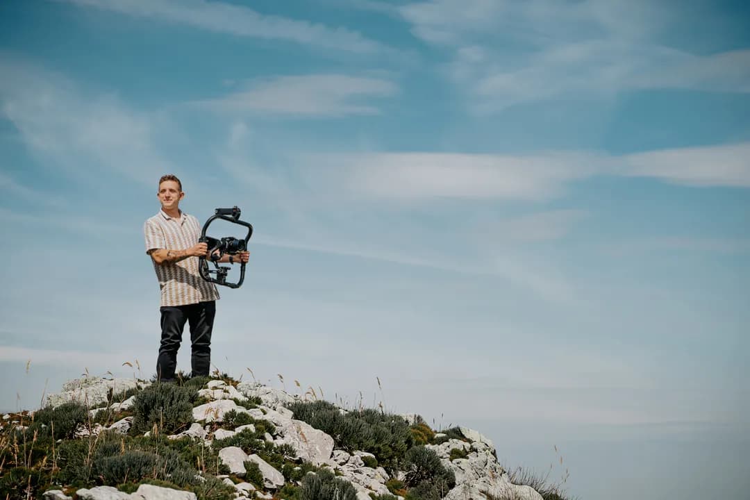 Marcel z gimbalem DJI Ronin w plenerze
